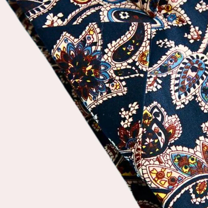 Mannen mode: casual overhemd met bloemenprint en korte mouwen, perfect voor een zonnige vakantiedag.
