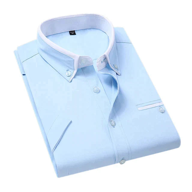 Man draagt casual heren overhemd Victor met korte mouwen, ideaal voor een relaxte zomerlook.