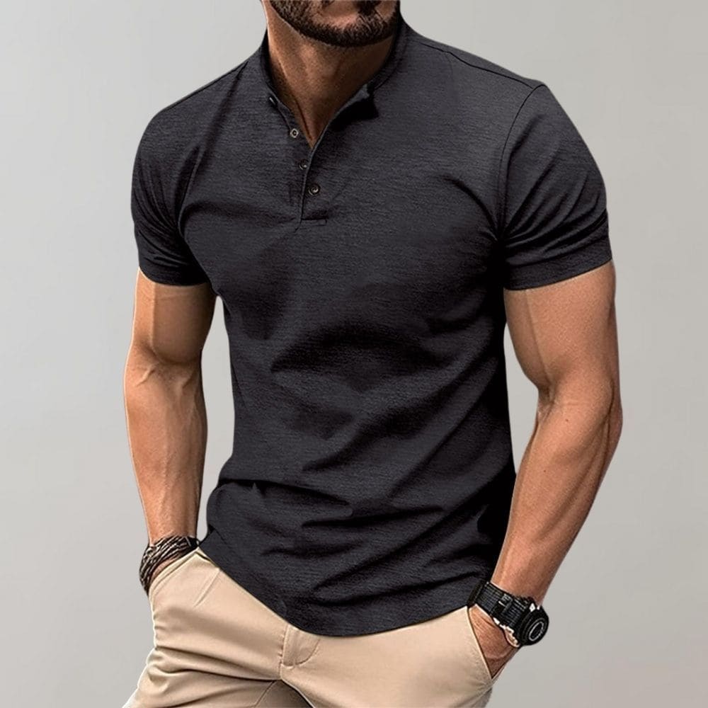 Man draagt een zwarte heren polo met korte mouw voor een casual look