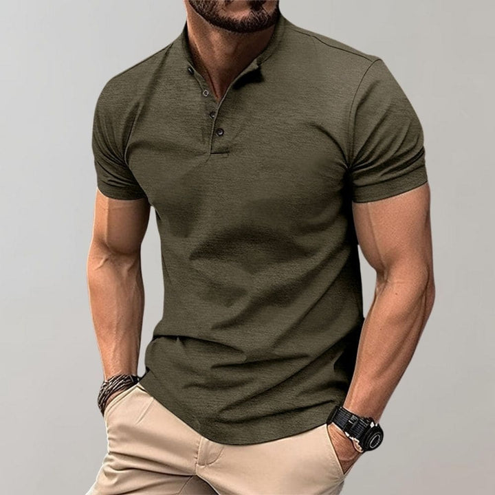 Donkerblauwe heren polo met korte mouw, staande kraag en slim fit pasvorm voor smart casual zomerstijl