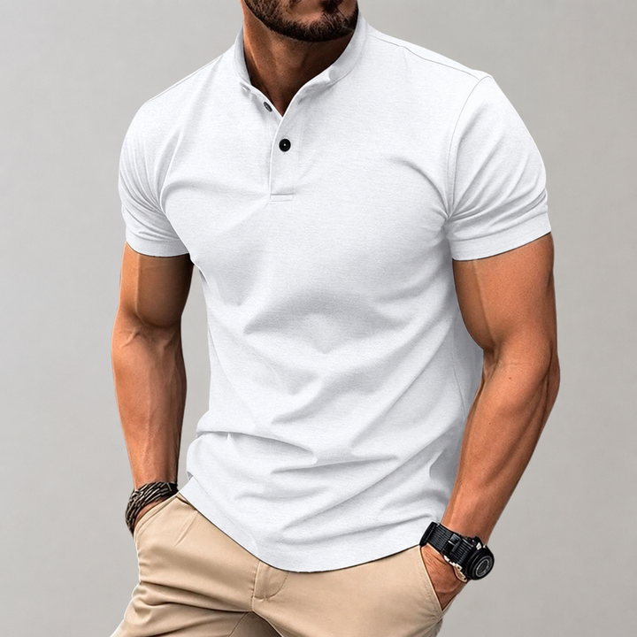 Detailopname van de knoopsluiting en staande kraag van een stijlvolle heren polo in slim fit
