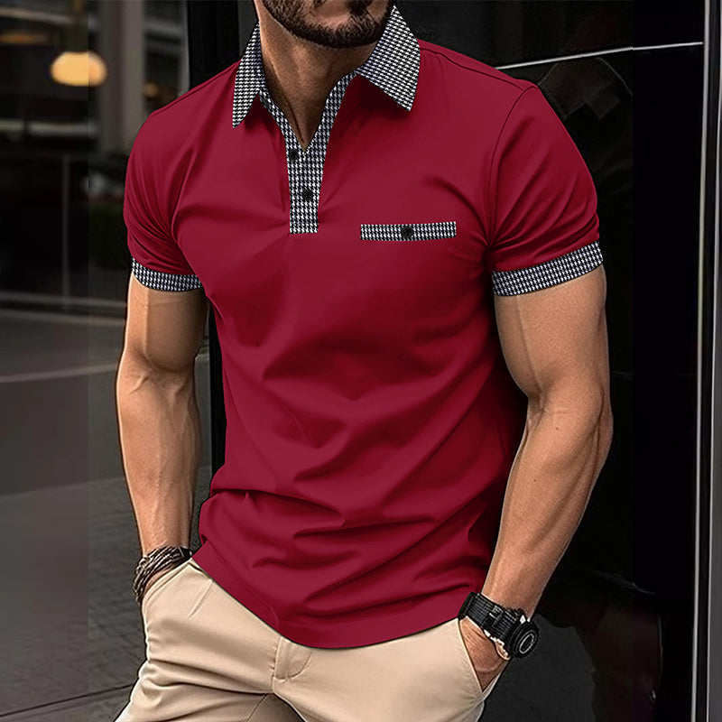 Detailopname van het pied-de-poule patroon op deze trendy heren polo met korte mouwen en borstzak.