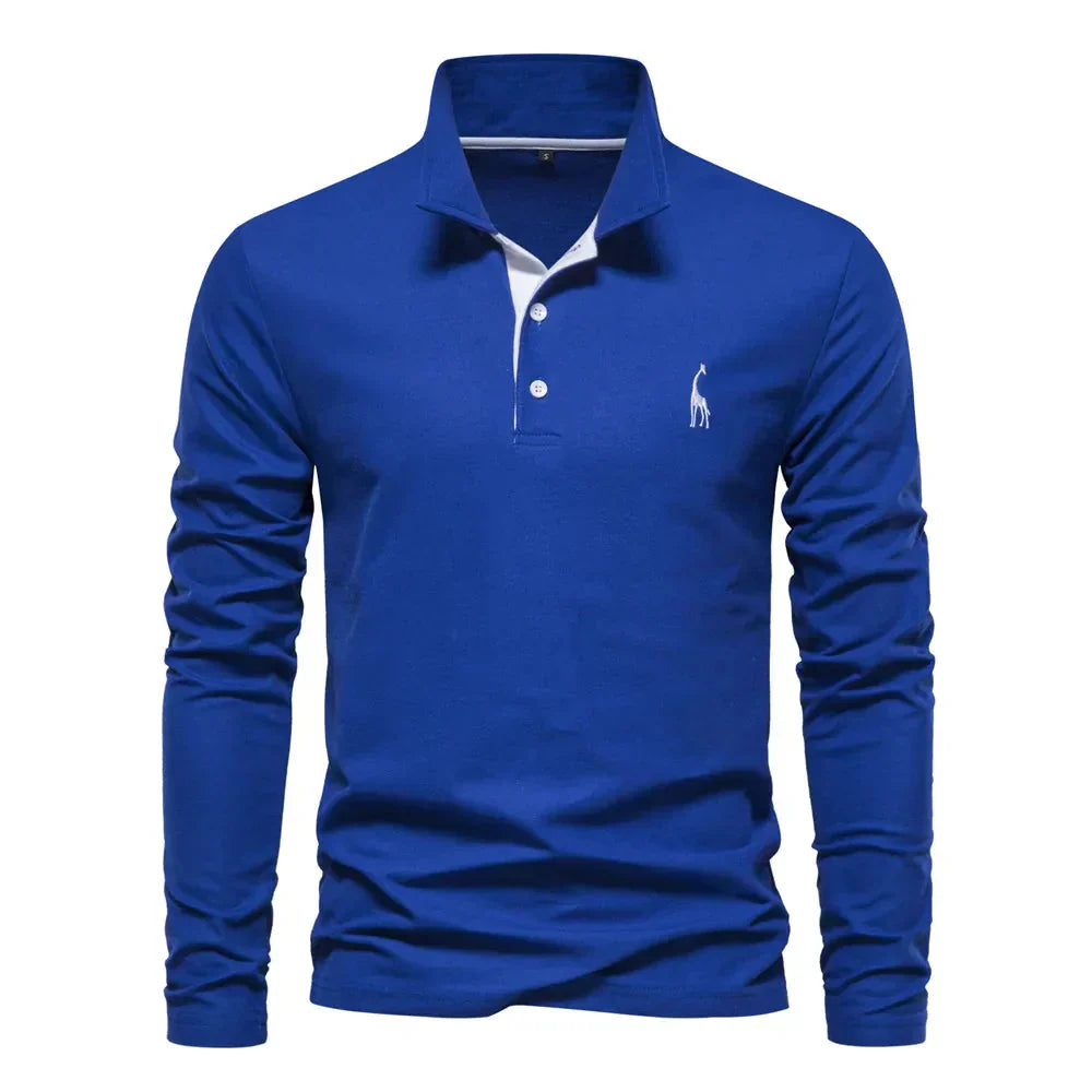 Detail van een heren polo met lange mouwen, met nadruk op de kraag en zacht materiaal.