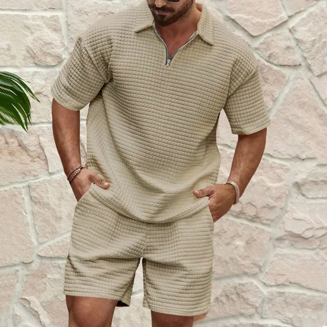 Man draagt khaki polo en shorts set met ritskraag