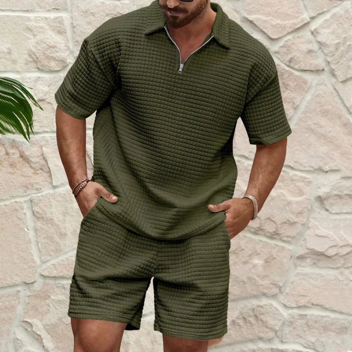Man draagt legergroene polo en shorts set met ritskraag