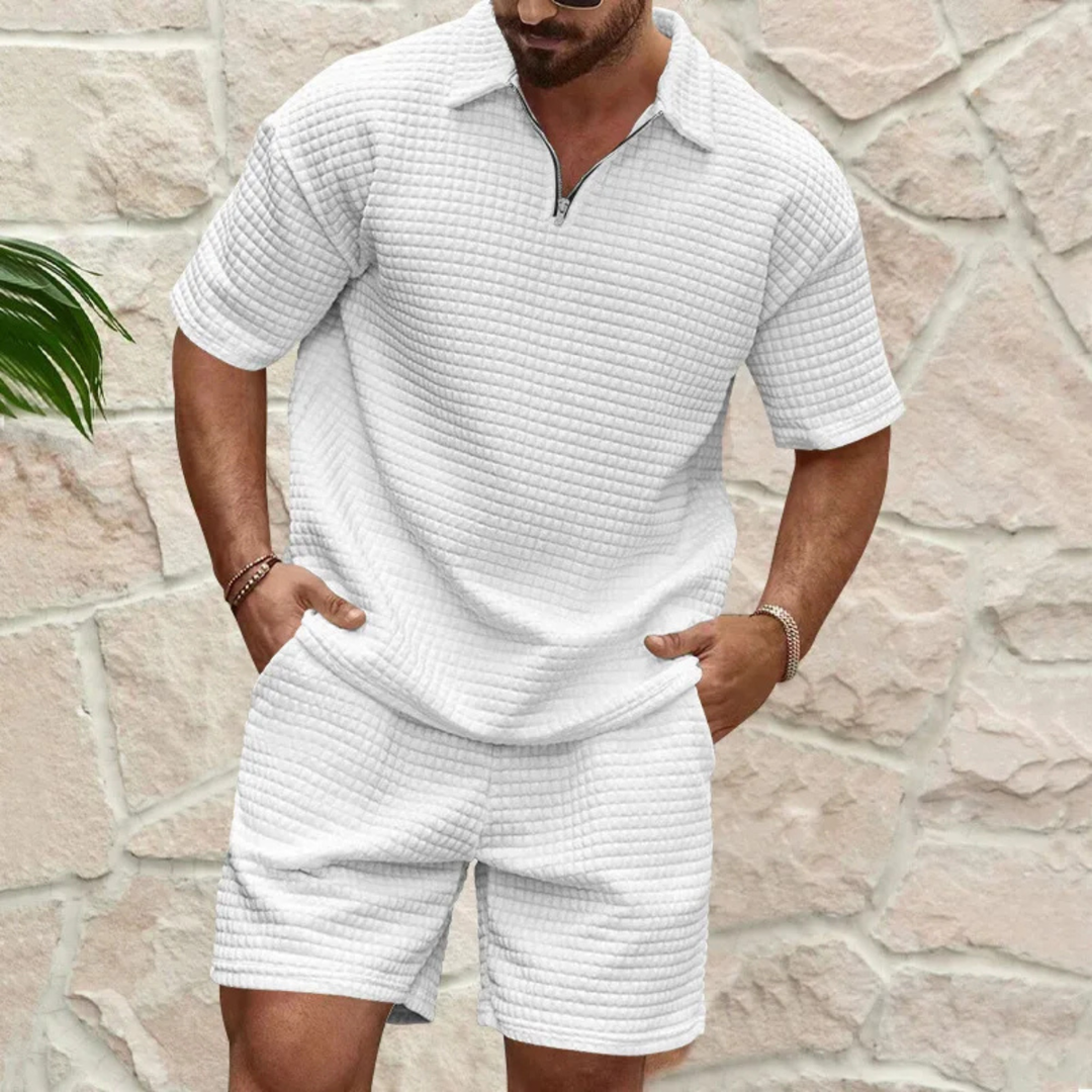 Man draagt witte polo en shorts set met ritskraag