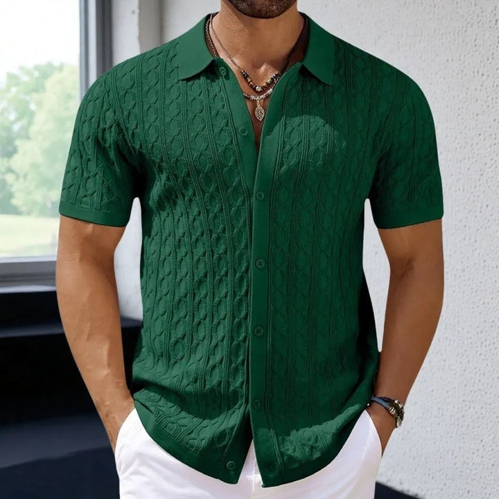 Detail van de knoopsluiting op een kabelgebreid heren polo shirt, nette afwerking.