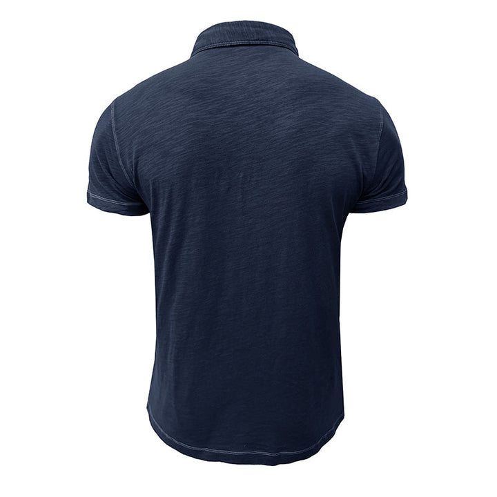 Model draagt casual heren poloshirt, comfortabele polo voor ontspannen dagen.
