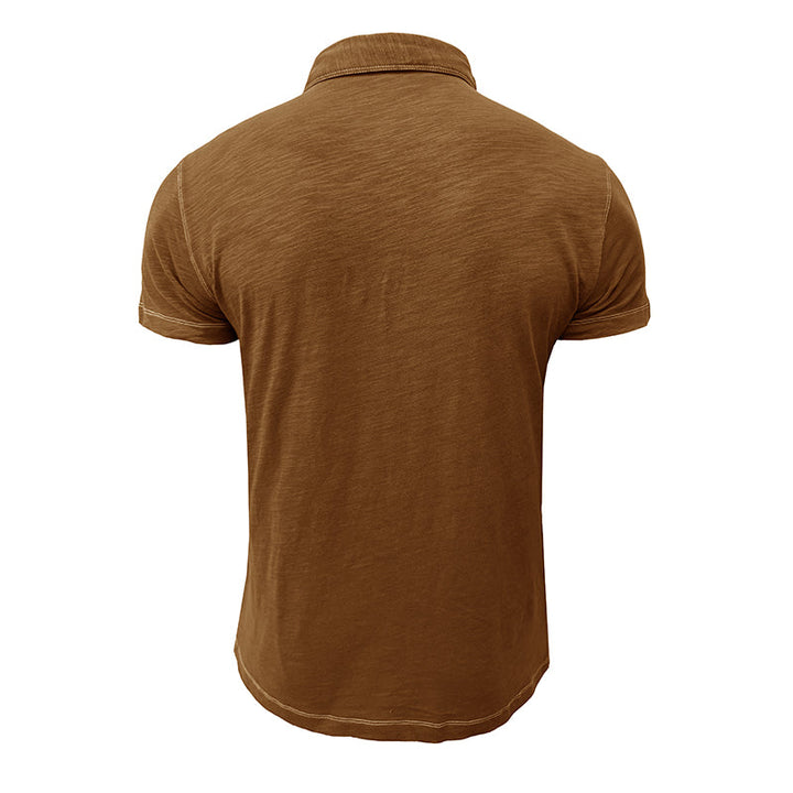 Man in zomers heren poloshirt, stijlvolle katoenen polo voor warme dagen.