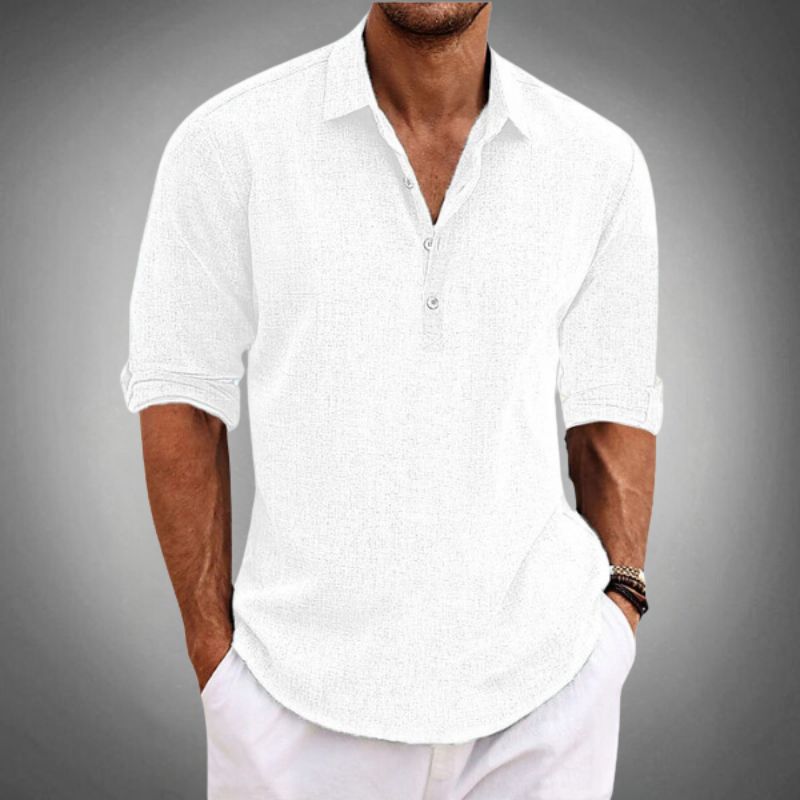 Man draagt een wit heren poloshirt met comfortabele pasvorm en opgerolde mouwen
