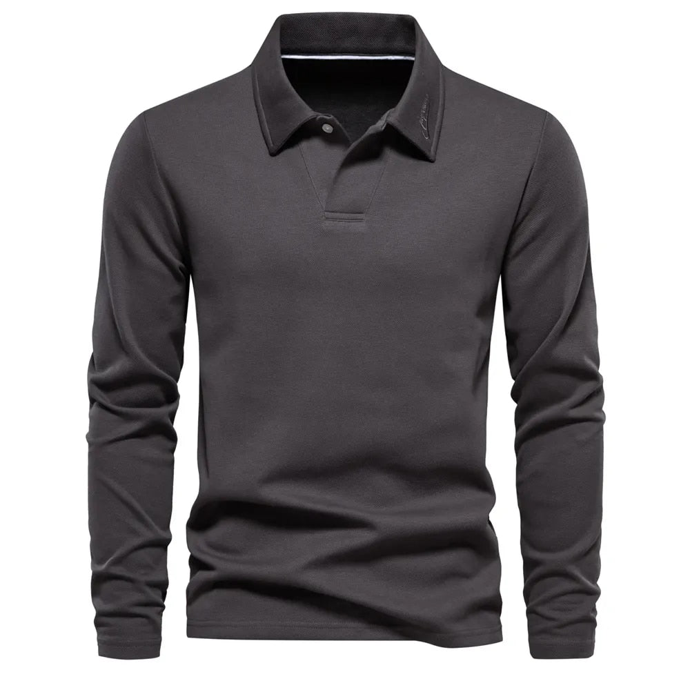 Moderne heren polotrui met lange mouwen, detail van de fijne stof en pasvorm. Tijdloze heren kleding.