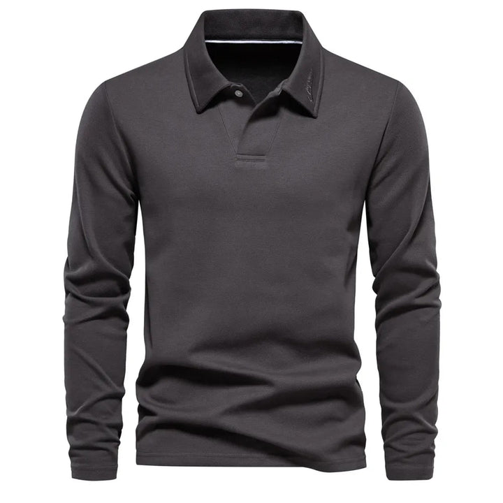 Moderne heren polotrui met lange mouwen, detail van de fijne stof en pasvorm. Tijdloze heren kleding.