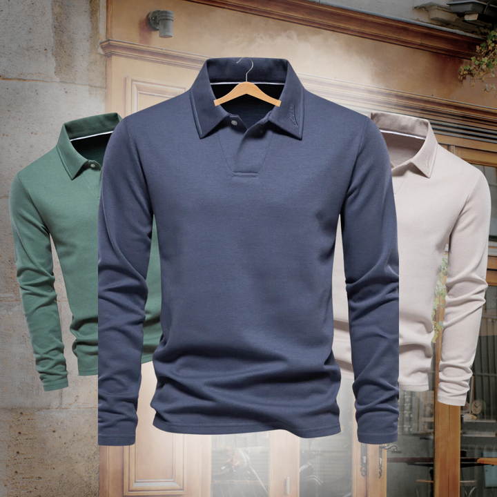 Man draagt een elegante heren polotrui met lange mouwen. Combineerbaar voor zowel casual als geklede stijl.