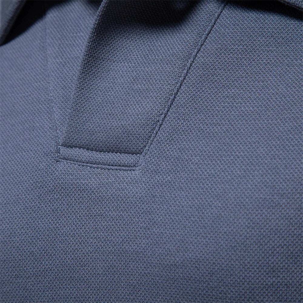 Close-up van de kraag en knoopjes van een heren polotrui met lange mouwen. Stijlvolle details voor herenmode.
