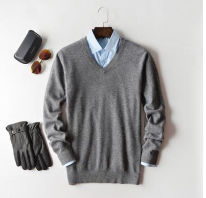 Heren pullover met ronde of V-hals; zacht materiaal, comfortabel basis item voor de moderne man.