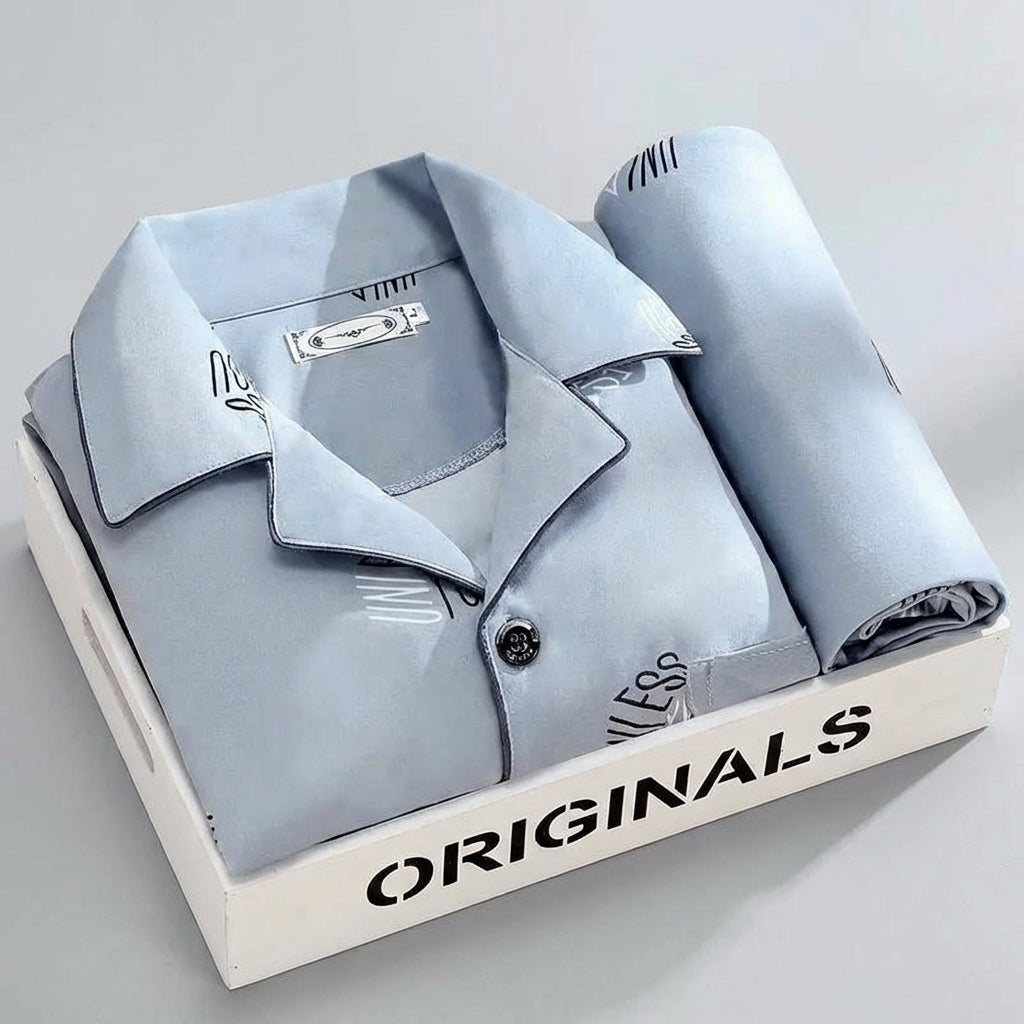 Herenpyjamaset van premium stof, ontworpen voor comfort en stijlvolle ontspanning thuis.