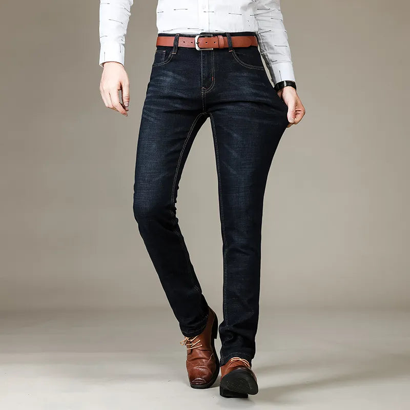 Stijlvolle blauwe herenjeans, rechte pasvorm, combineert comfort met een moderne uitstraling.