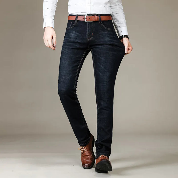 Stijlvolle blauwe herenjeans, rechte pasvorm, combineert comfort met een moderne uitstraling.