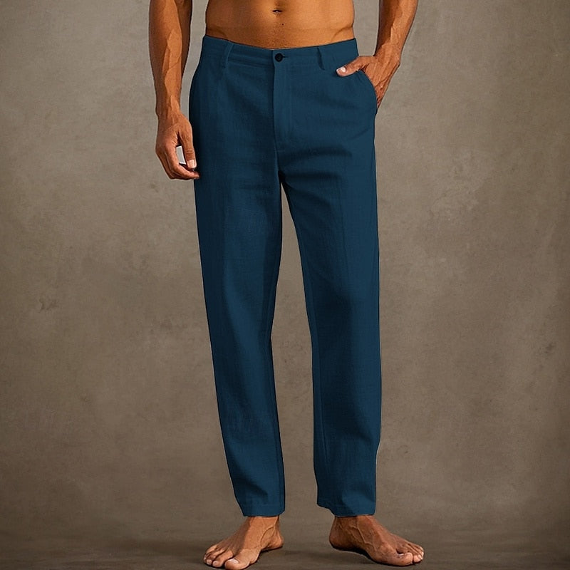 Model draagt veelzijdige heren relaxed fit chino broek, ideaal voor een comfortabele casual look.
