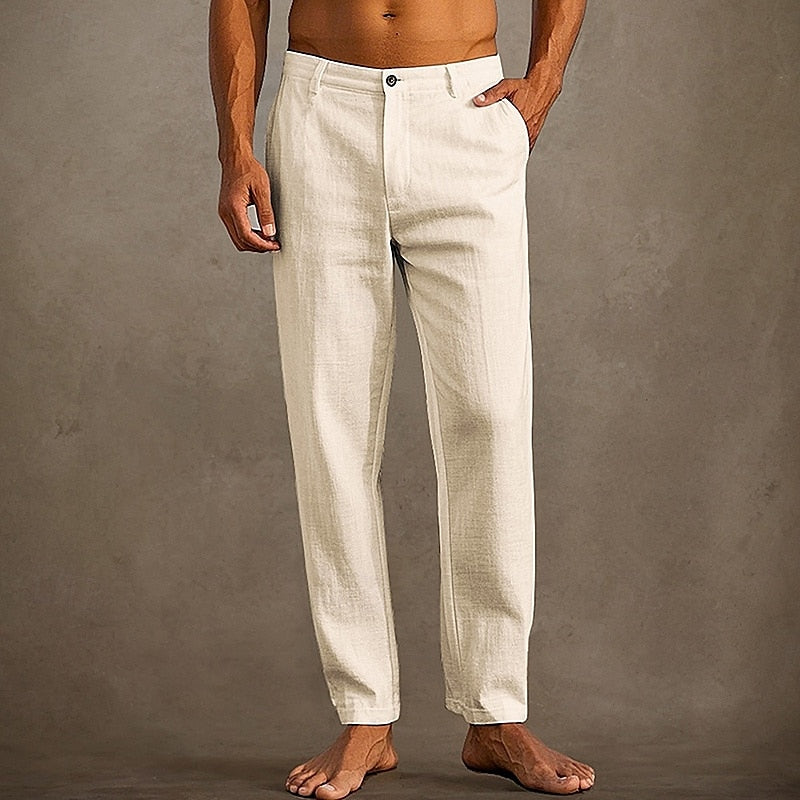 Achterkant van de heren relaxed fit casual broek met rechte pijp, comfortabel en praktisch voor dagelijks gebruik.