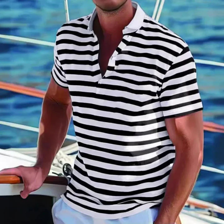 Modieus heren gestreept poloshirt met korte mouwen in zwart-wit retro design, perfect voor smart casual.