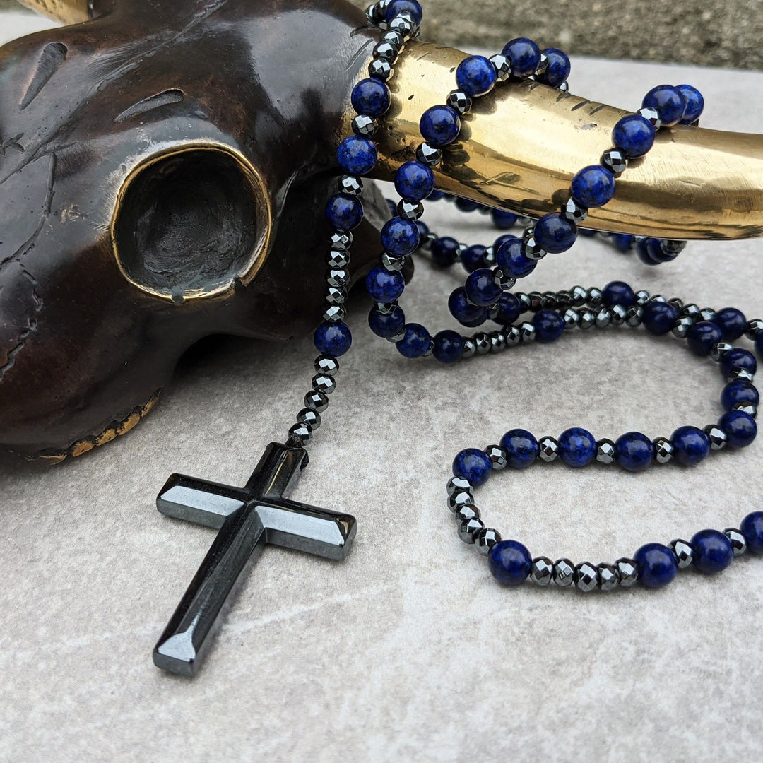 Gedetailleerde close-up van Orion heren rozenkrans ketting met lapislazuli en tijgeroog.