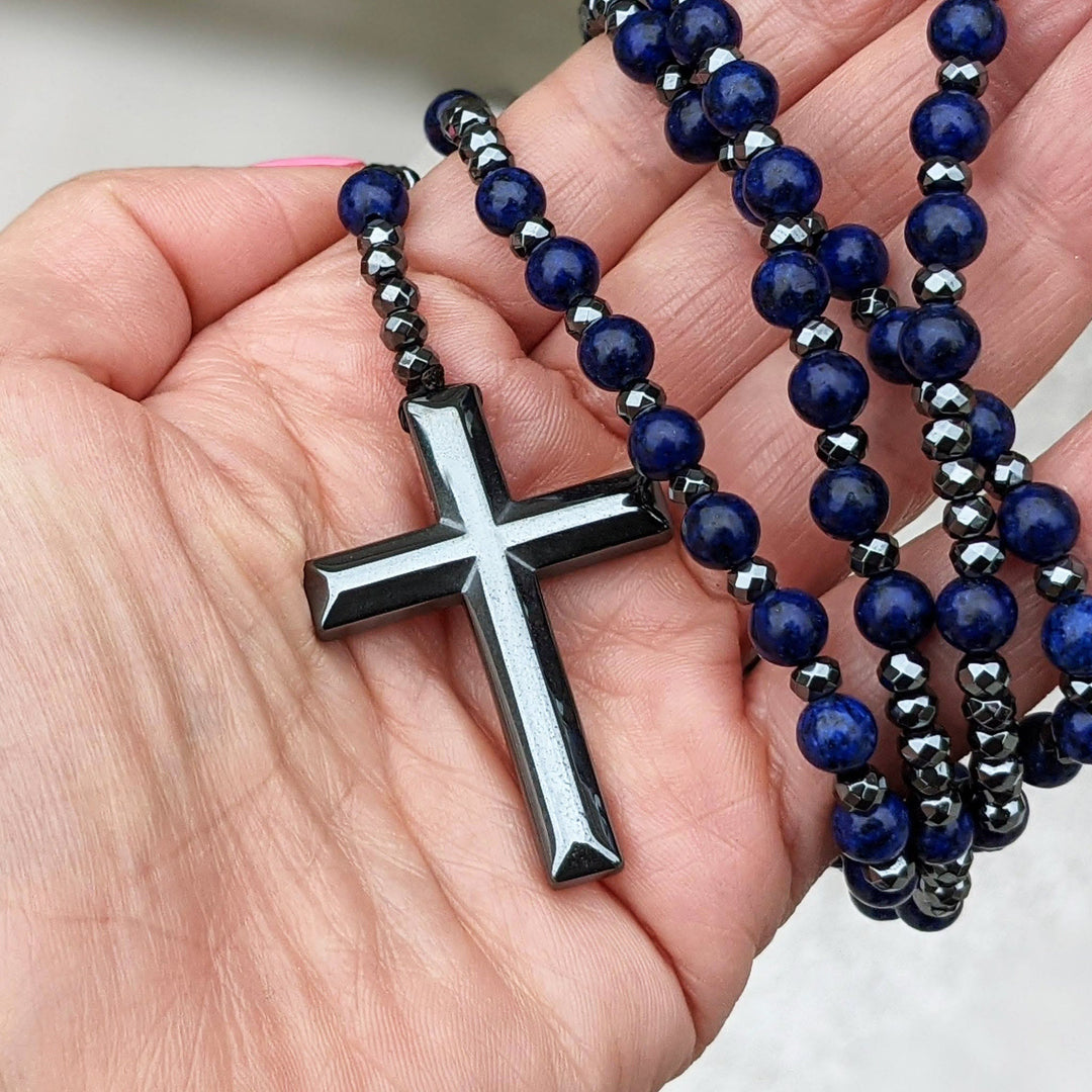 Spiritueel heren sieraad: rozenkrans ketting Orion met edelsteen tijgeroog en lapislazuli kruis.