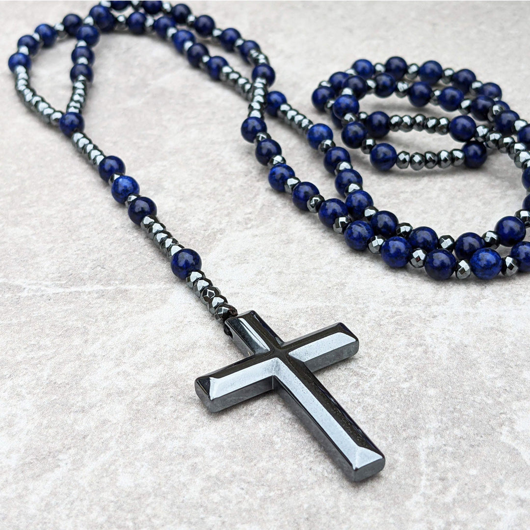 Modebewuste heren rozenkrans ketting met tijgeroog, lapislazuli en subtiel kruis.