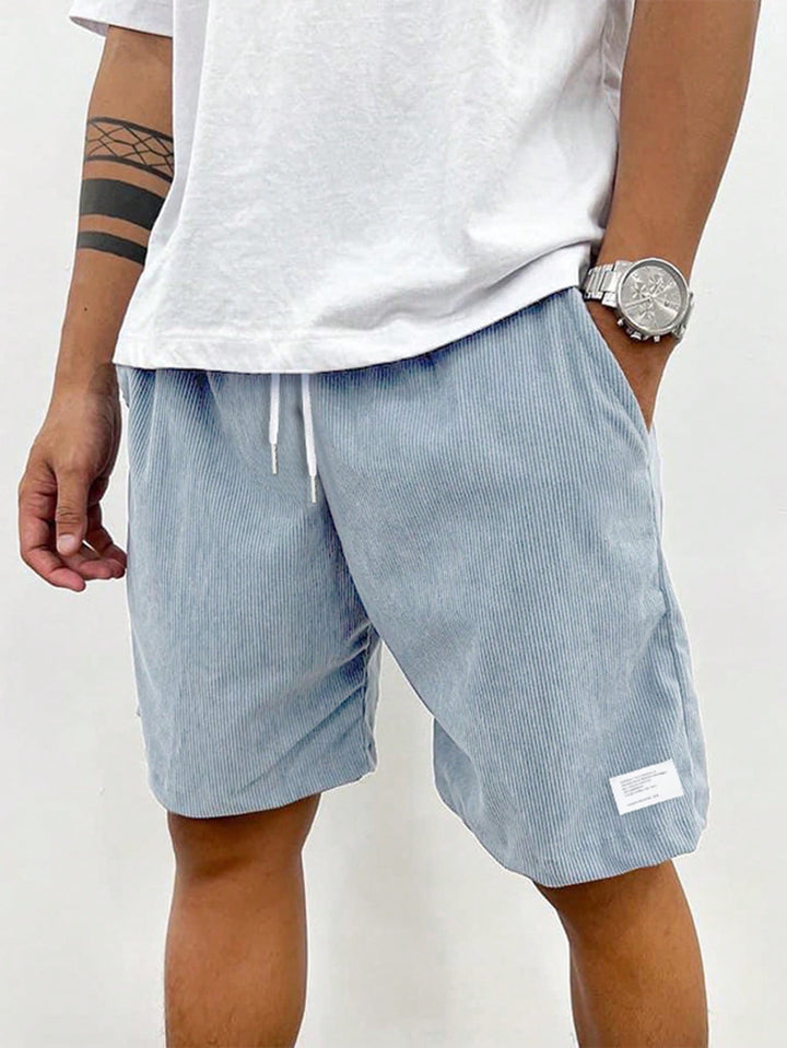 Lichte heren shorts, relaxed fit, met elastische taille en koordjes. Ideaal voor warme zomerse dagen.