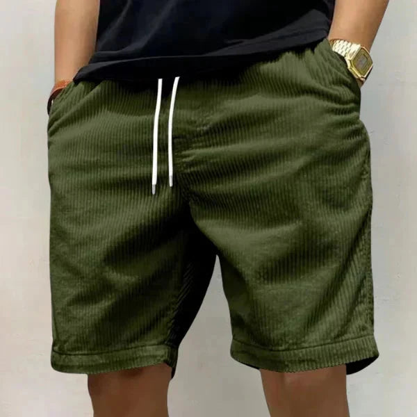 Man draagt legergroene heren shorts met trekkoord