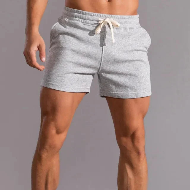 Zwarte herenshorts zijaanzicht, toont ruime pasvorm en praktisch ontwerp voor sport of vrije tijd.