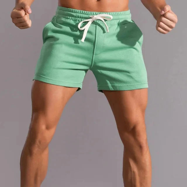 Opgevouwen herenshorts voor mannen, klaar voor comfortabel dagelijks gebruik en casual zomerstijl.