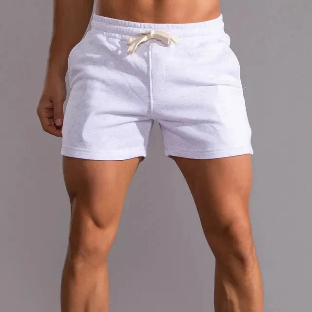 Heren draagt comfortabele casualshorts met elastische taille en trekkoord, ideaal voor vrije tijd.