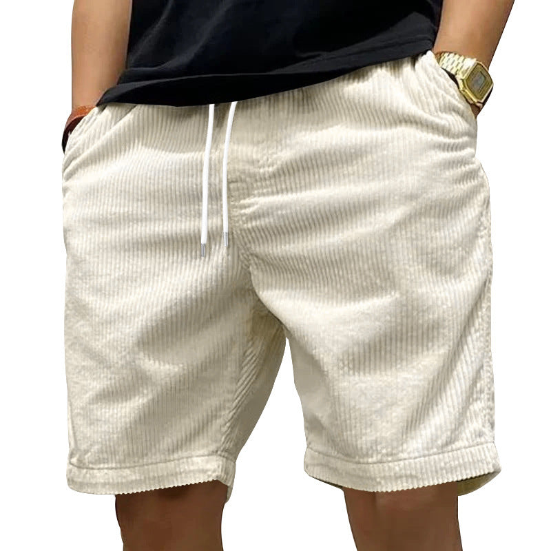 Stijlvolle zomerkleding voor heren: een comfortabele korte broek met trekkoord in detail.
