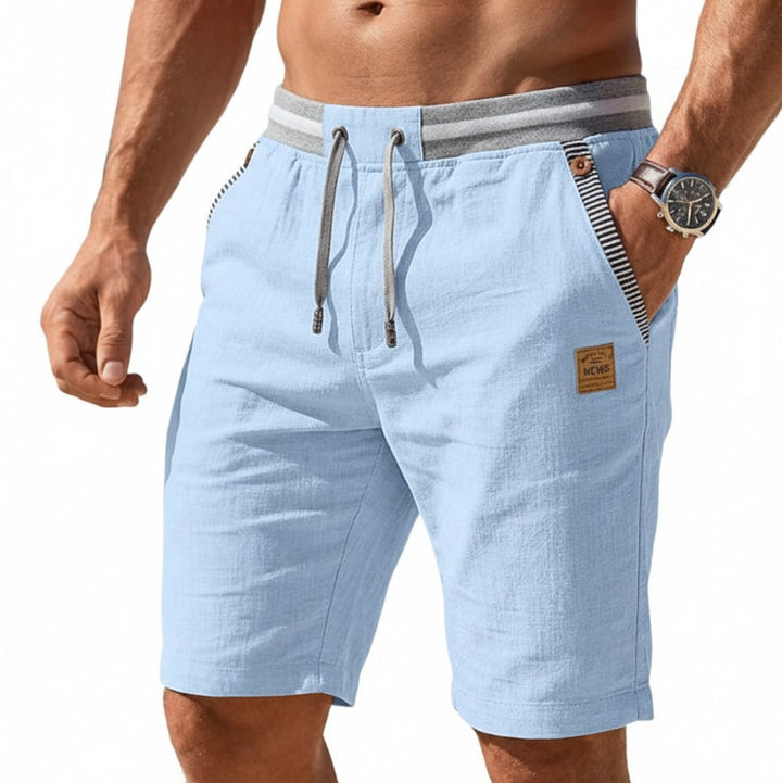 Lichtblauwe heren shorts met elastische tailleband en trekkoord gedragen met horloge