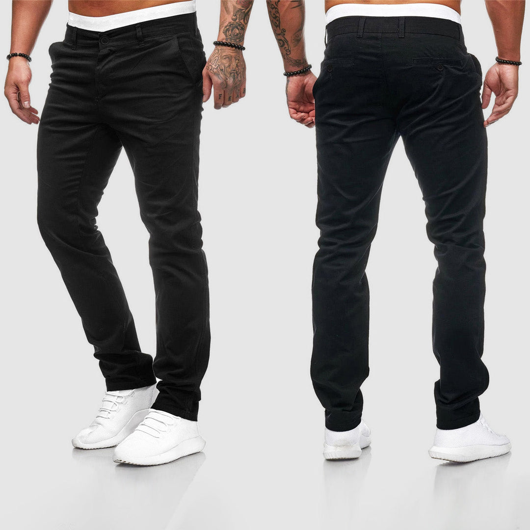 Veelzijdige heren chino in slim-fit pasvorm, ideaal voor een smart-casual of zakelijke outfit.