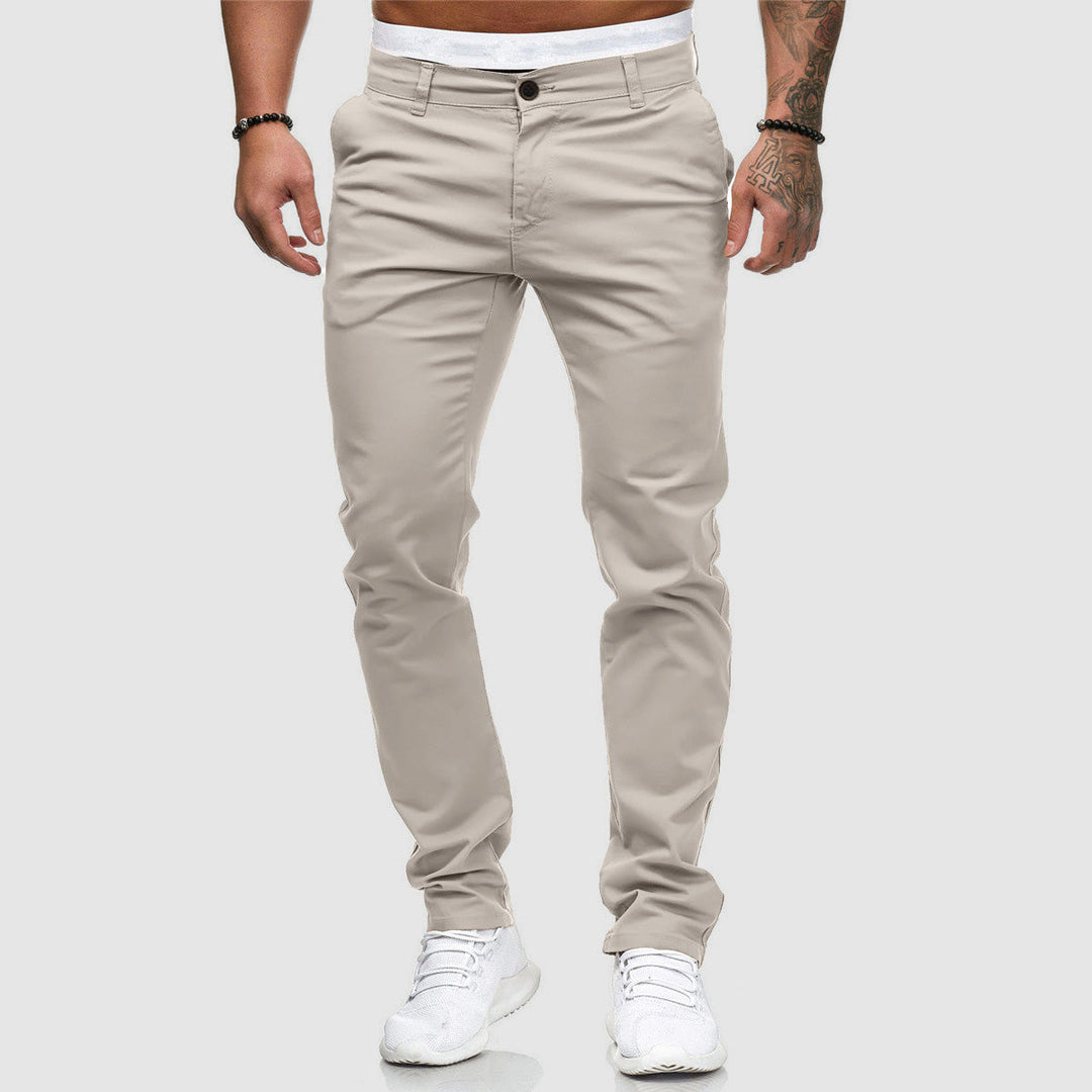 Stijlvolle heren slim-fit chino, een essentiële broek voor een trendy en zakelijke uitstraling.