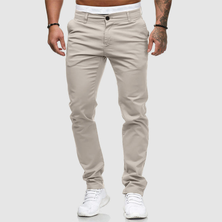 Stijlvolle heren slim-fit chino, een essentiële broek voor een trendy en zakelijke uitstraling.