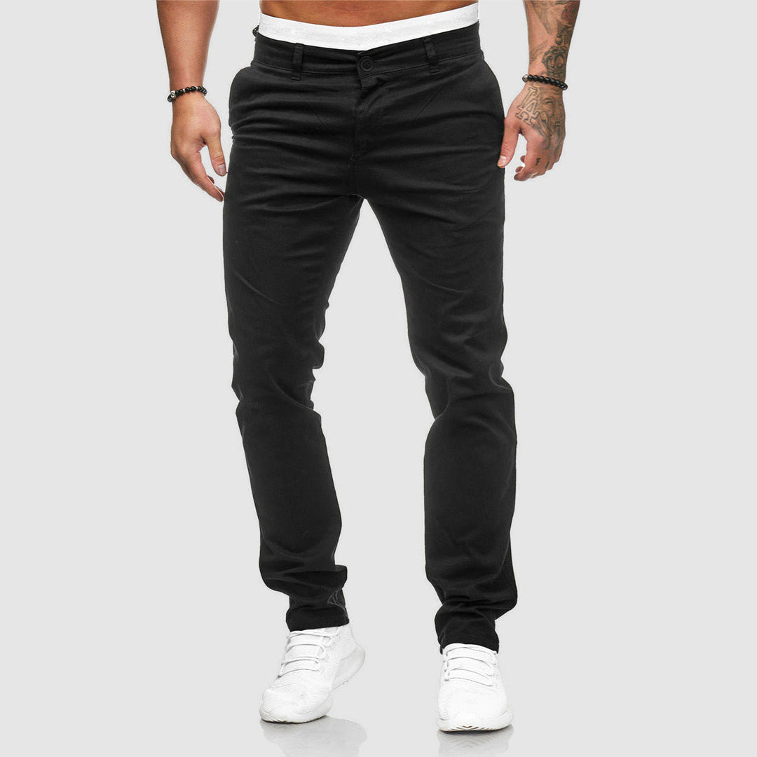 Deze slim-fit chino voor heren combineert functionaliteit met een modieuze uitstraling.