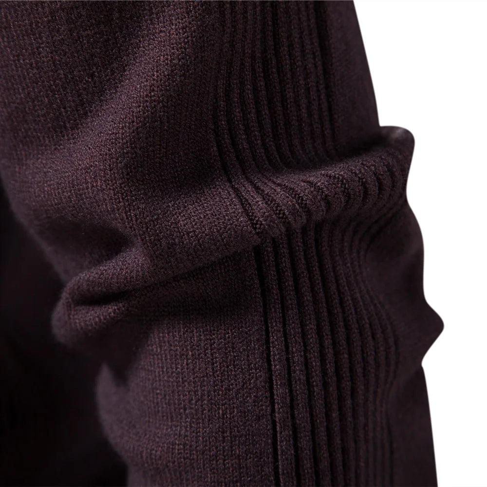 Moderne slim-fit heren coltrui met lage hals, combineert comfort met actuele mode.