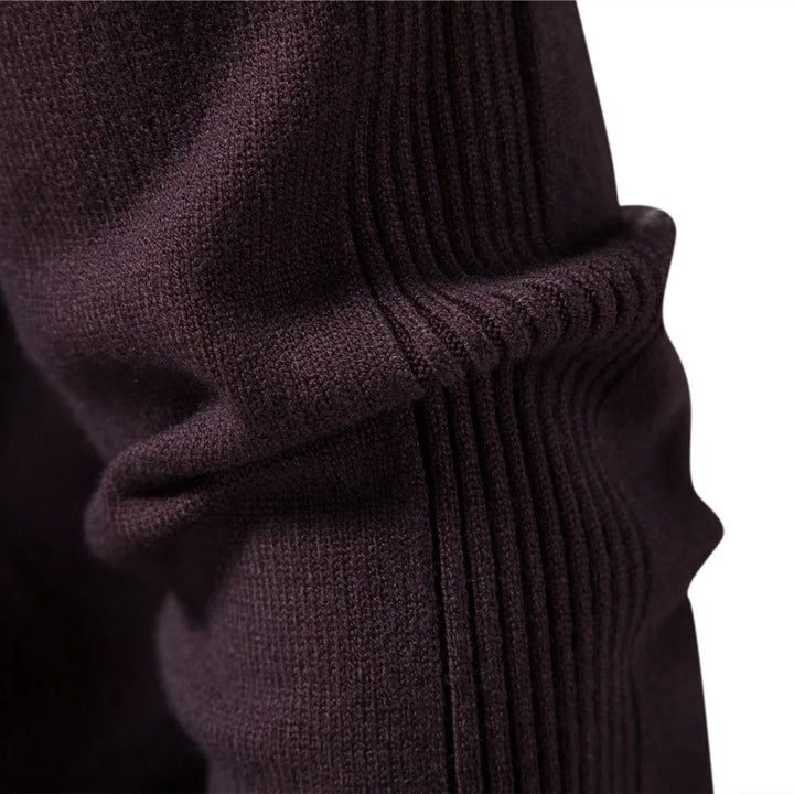 Moderne slim-fit heren coltrui met lage hals, combineert comfort met actuele mode.