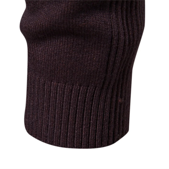 Stijlvolle slim-fit wintertrui voor heren, een elegante keuze voor koude dagen.