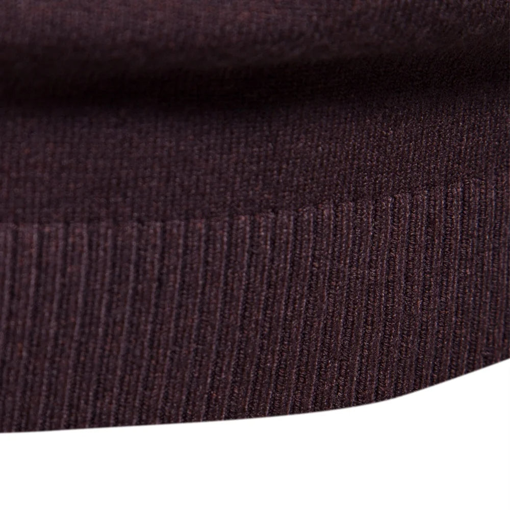 Premium heren coltrui, slim-fit en met lage hals, voor een verfijnde en warme uitstraling.
