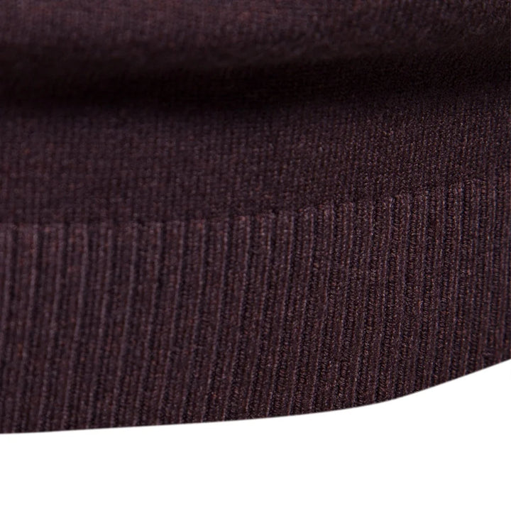 Premium heren coltrui, slim-fit en met lage hals, voor een verfijnde en warme uitstraling.