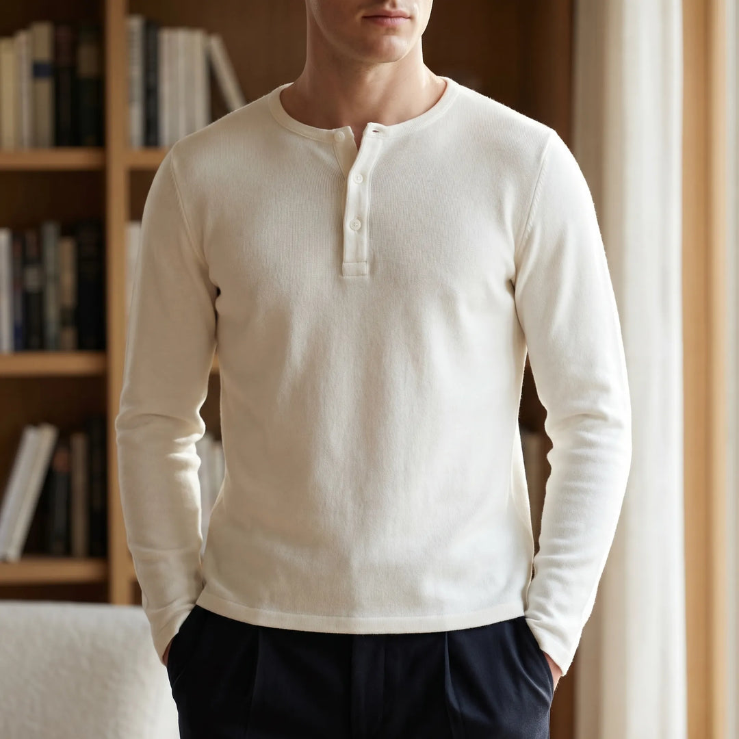 Heren slim fit Henley shirt met lange mouwen, ideaal voor een casual of smart-casual look. Tijdloze mode.