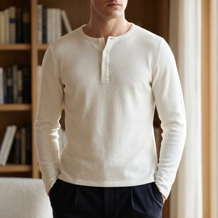 Heren slim fit Henley shirt met lange mouwen, ideaal voor een casual of smart-casual look. Tijdloze mode.