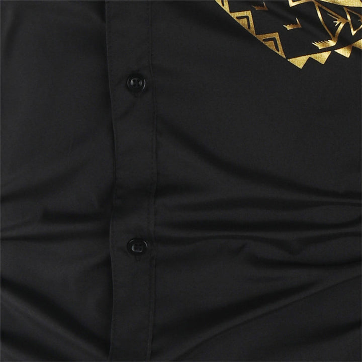 Modern heren slim fit overhemd met luxe gouden accenten. Een elegant kledingstuk met lange mouwen voor de modebewuste man.