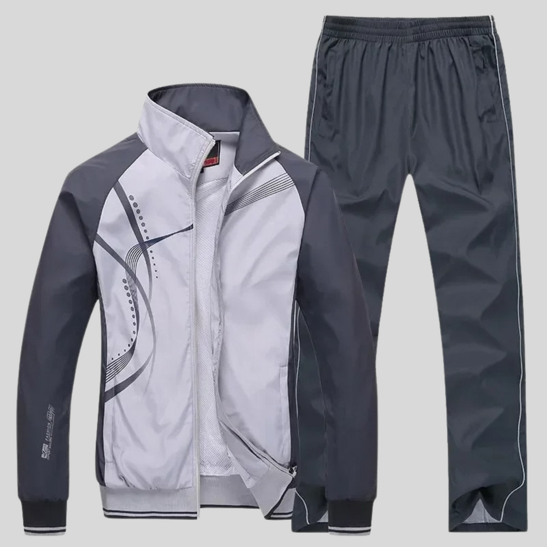 Vooraanzicht: casual heren trainingspak set, comfortabel en losvallend voor fitness, sport en vrije tijd.