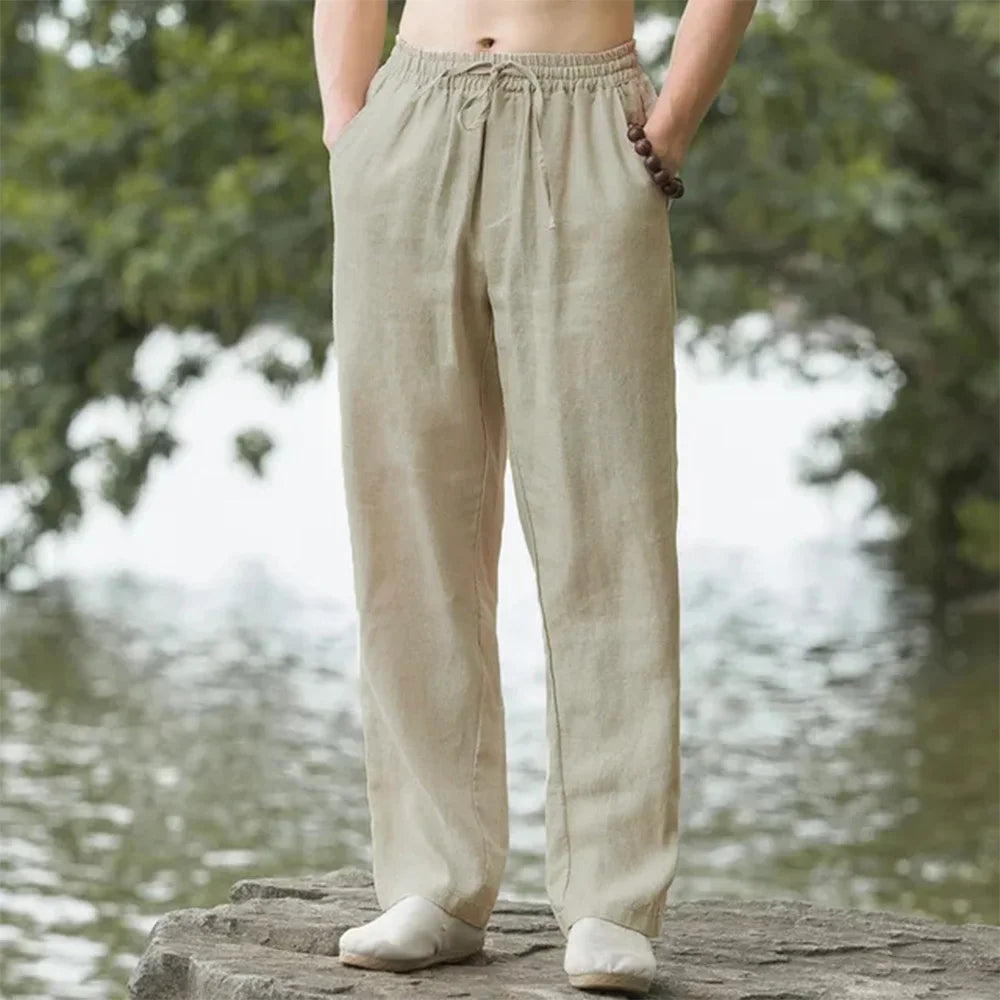 Detail van lichte, ademende stof van de heren strandbroek, ontworpen voor optimaal comfort op warme dagen.