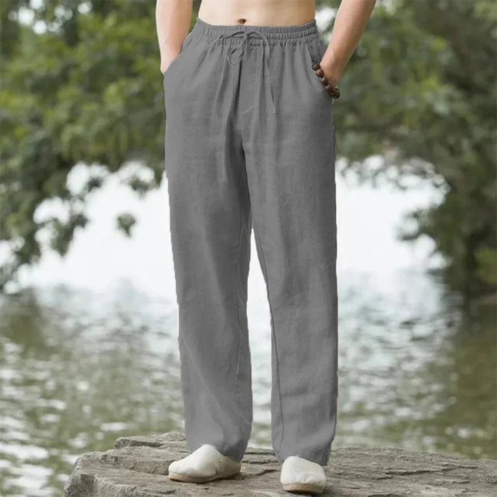 Heren zomerbroek in een relaxte pasvorm, perfect voor vakantie aan het strand of een ontspannen dag buiten.